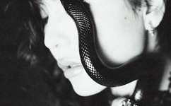 外国女子看破红尘 在山上做起这种事